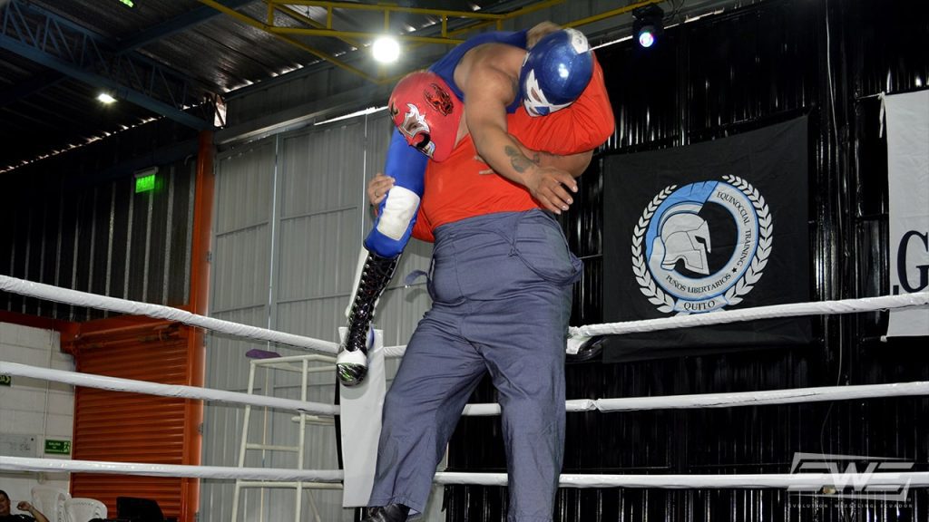 EWE Blog 53 Fontanero se enfrentó al Tuco Escobar por el Campeonato Gladiadores de la Arena-min